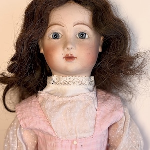 Antike Puppe mit Kopf und antikem Körper