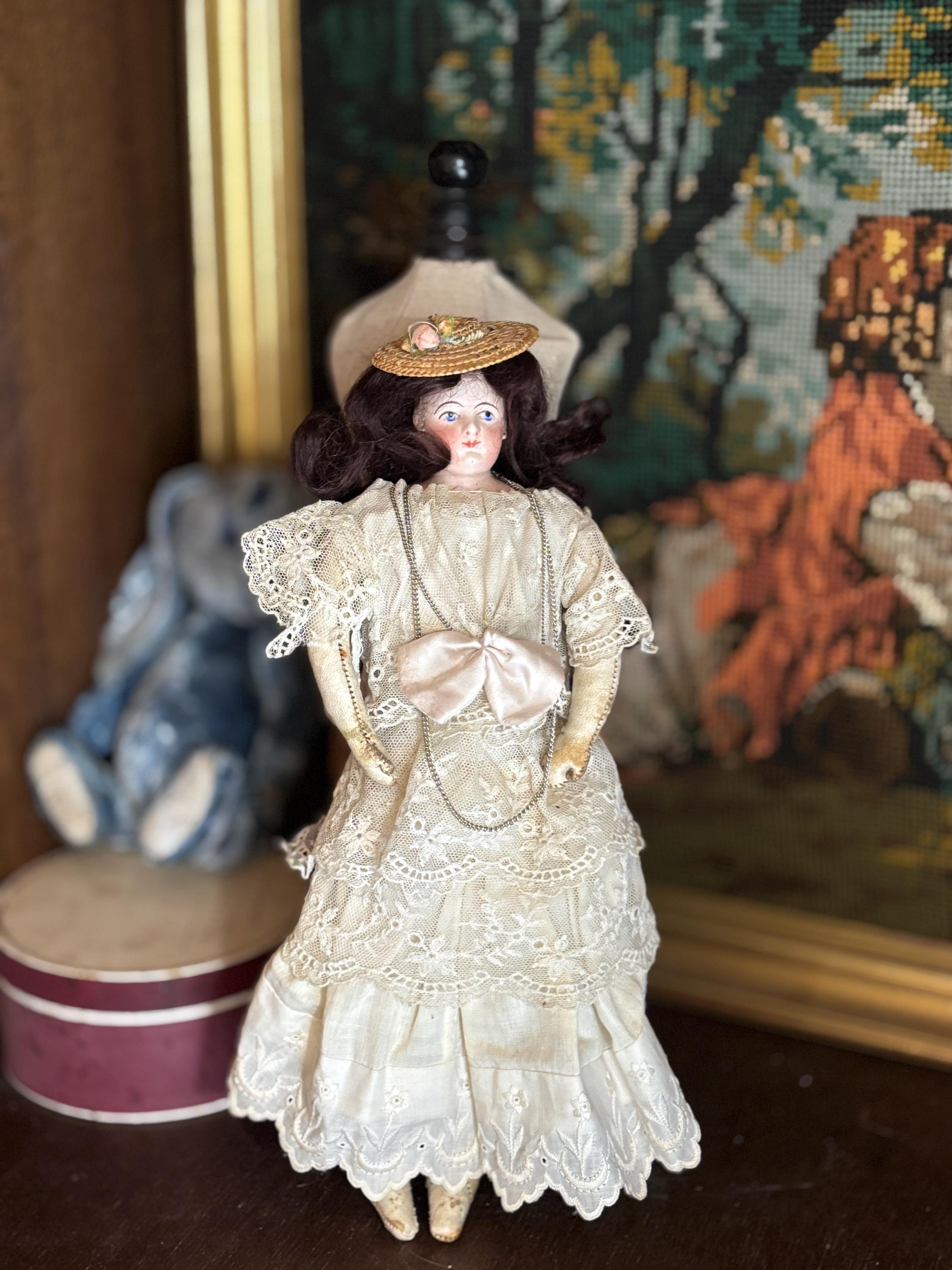 Petite poupée ancienne tête en biscuit avec corps séparé à Le Rheu