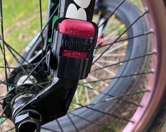 HoldShot ™ BMX sponsorhalter | Gabelhalterung für MyLaps ProChip Flex | TPU-Gurt, keine Kabelbinder