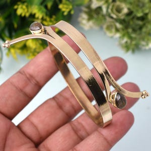 Vergoldeter Armreif mit Labradorit, verstellbares Messingarmband, Statement-Schmuck, Boho-Geschenk