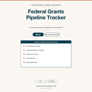 Può includere: Un documento digitale intitolato "Federal Grants Pipeline Tracker" per i responsabili delle sovvenzioni non profit. Il documento include una tabella di riepilogo a 12 righe, fogli di lavoro, un modello di revisione, un registro delle lezioni apprese e tabelle di snapshot del budget.