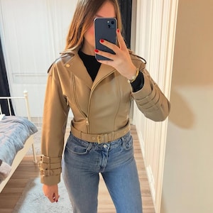 Veste en cuir beige pour femme avec ceinture à boucle et poignets décoratifs - Vêtement d'extérieur ajusté tendance pour un look urbain décontracté