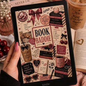 Peut inclure: Une liseuse Kindle noire affichant un collage numérique avec le texte BOOK BADDIE. L'écran présente des illustrations de piles de livres, de café glacé, de cerises, d'une boule à facettes, d'un nœud rose, de lunettes en forme de cœur et de notes.