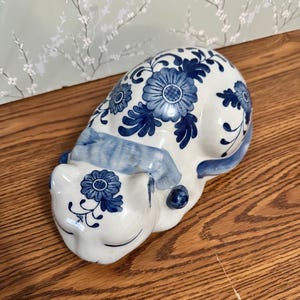 Blau & weiße Chinoiserie schlafende Katzenfigur: Handbemaltes Vintage-Keramikdekor