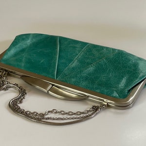 Cartera de mano de cuero con marco y cierre de beso HOBO International, con 3 asas de cadena / Cuero desgastado de alta calidad y marco cromado.