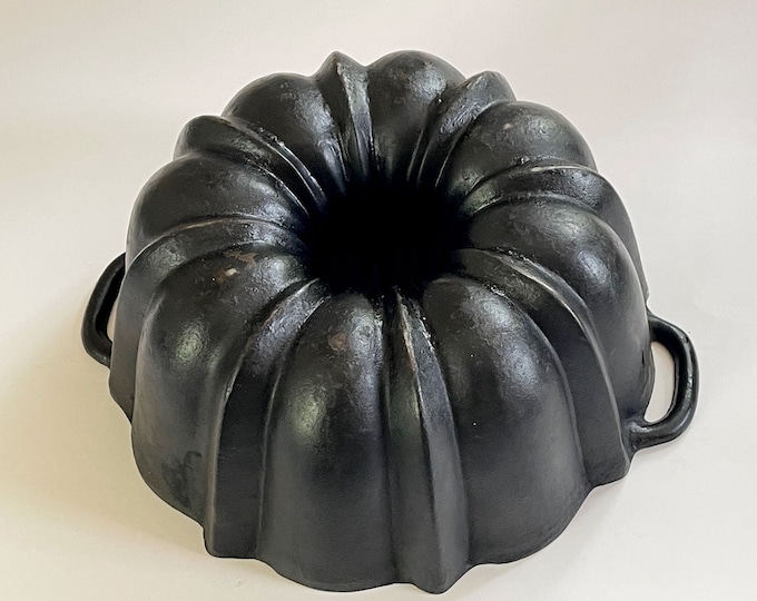 Vintage Cast Iron Bundt Pan 10 Cup Capacity / Large Cast Iron Bundt