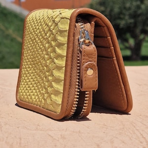 Cartera de mano de piel exótica artesanal con textura de pitón natural italiano y marroquí. Monedero de lujo con cremallera para mujer. Regalo artesanal único.