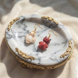 Pendientes colgantes de arcilla polimérica ligeros con ganchos dorados hipoalergénicos. Pendientes de ángel y demonio desiguales. Joyería hecha a mano. Regalo para ella. imagen 3