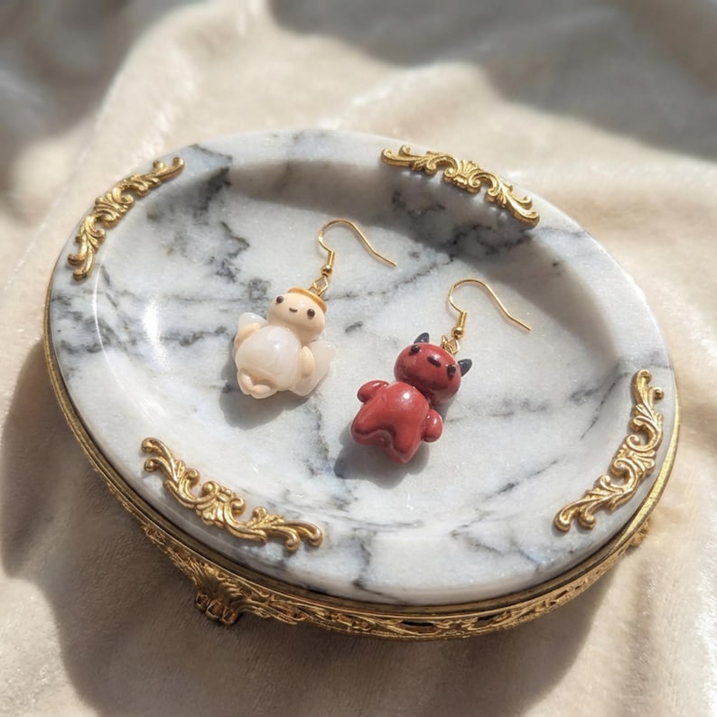Pendientes colgantes de arcilla polimérica ligeros con ganchos dorados hipoalergénicos. Pendientes de ángel y demonio desiguales. Joyería hecha a mano. Regalo para ella. imagen 3