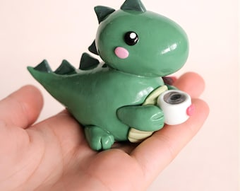 Escritorio de café de arcilla polimérica, bonito dragón, decoración para el hogar y la oficina, figura de mascota de bolsillo kawaii, regalo para estudiantes, dormitorio universitario, accesorio para habitación