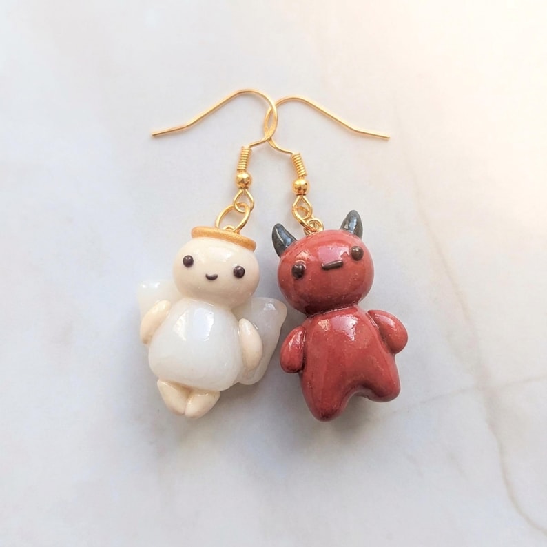 Pendientes colgantes de arcilla polimérica ligeros con ganchos dorados hipoalergénicos. Pendientes de ángel y demonio desiguales. Joyería hecha a mano. Regalo para ella. imagen 1