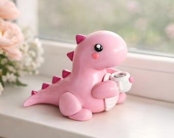 Amigo de escritorio con forma de dragón para café. Lindo regalo de graduación para estudiantes universitarios. Escultura de dinosaurio de arcilla hecha a mano. Idea de regalo para adolescentes.