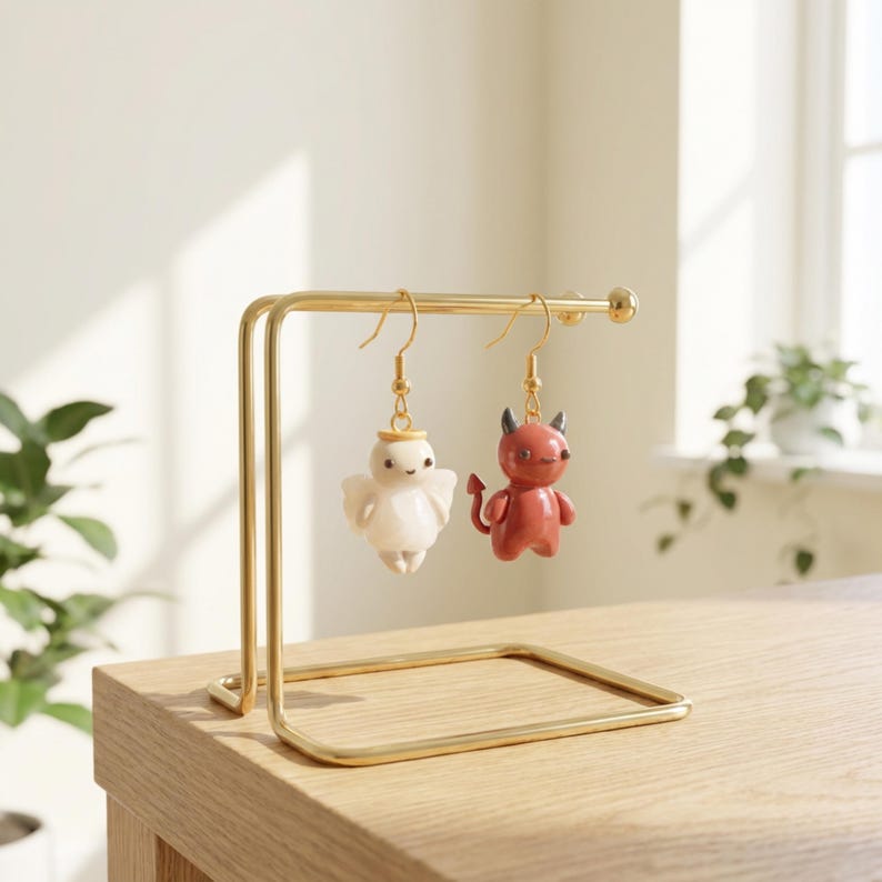 Pendientes colgantes de arcilla polimérica ligeros con ganchos dorados hipoalergénicos. Pendientes de ángel y demonio desiguales. Joyería hecha a mano. Regalo para ella. imagen 8