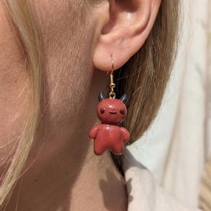 Pendientes colgantes de arcilla polimérica ligeros con ganchos dorados hipoalergénicos. Pendientes de ángel y demonio desiguales. Joyería hecha a mano. Regalo para ella. imagen 5