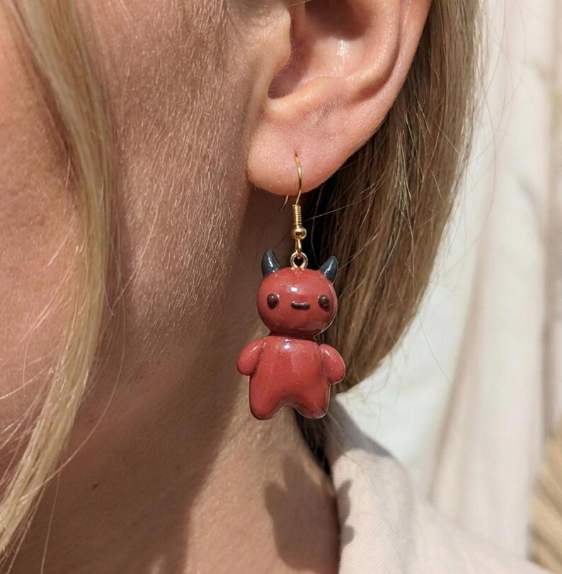 Pendientes colgantes de arcilla polimérica ligeros con ganchos dorados hipoalergénicos. Pendientes de ángel y demonio desiguales. Joyería hecha a mano. Regalo para ella. imagen 5