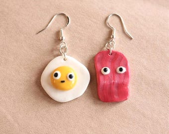 Pendientes kawaii de arcilla polimérica con forma de comida, con forma de tocino y huevos, colgantes con clip, joyas de comida hechas a mano, para amantes del brunch, humor, regalo para amantes de la comida.