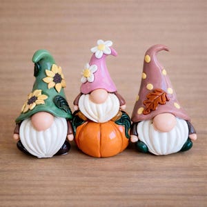 Escritorio de arcilla con gnomo de jardín, hecho a mano, decoración de bosque otoñal, figura de calabaza, estante de Acción de Gracias, tema de cosecha, idea de regalo para mamá