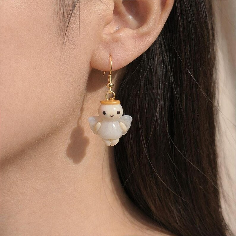 Pendientes colgantes de arcilla polimérica ligeros con ganchos dorados hipoalergénicos. Pendientes de ángel y demonio desiguales. Joyería hecha a mano. Regalo para ella. imagen 4