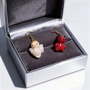 Pendientes colgantes de arcilla polimérica ligeros con ganchos dorados hipoalergénicos. Pendientes de ángel y demonio desiguales. Joyería hecha a mano. Regalo para ella. imagen 6