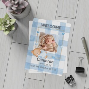 Anuncio de nacimiento de bebé niño con foto - Tarjeta digital personalizada con estadísticas de recién nacidos, imprimible, a cuadros azul claro