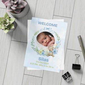 Anuncio de nacimiento de osito de peluche con flores azules - Foto imprimible de bebé niño - Recuerdo digital para recién nacido