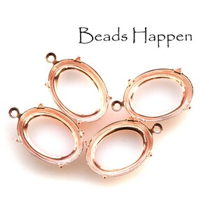 Puede incluir: Cuatro engastes ovalados de metal de color oro rosa con garras alrededor de los bordes. Cada engaste tiene un peque&ntilde;o bucle en la parte superior para sujetarlo a una pieza de joyer&iacute;a.