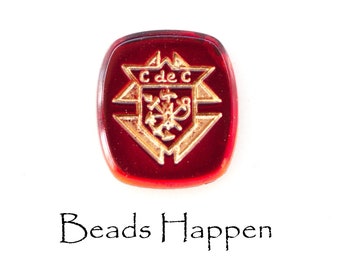 Insignia vintage de los Caballeros de Colón de 16 x 14 mm sobre vidrio ovalado rojo rubí, insignia dorada con la inscripción "C de C", parte trasera plana laminada. Cantidad: 1
