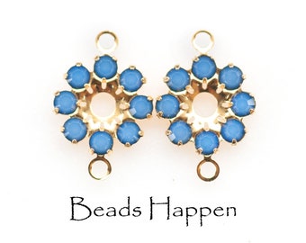 Puede incluir: Dos tapas de cuentas de metal dorado con un círculo de piedras de cristal azules. Cada tapa tiene dos anillos de salto para sujetar a las joyas.
