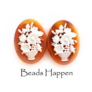 18 x 13 mm 楕円形トータスカボション、樹脂製、浮き彫りの不透明クリーム色の花の花束、花、フラットバック、カメオ、数量 2