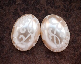 18x13mm Oval Pearlized Pearl Cabochons Cabs with Pretty Scrollwork Floral Flower Botannical Pattern, Resin Pearls, Cabs, (Dr7-3-1-2) Qty 2