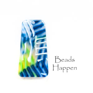 Puede incluir: Una cuenta de vidrio rectangular con un patrón abstracto azul, blanco y verde. La cuenta tiene un agujero en la parte superior para enhebrar. El texto "Beads Happen" es visible debajo de la cuenta.