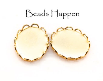 Pode incluir: Duas molduras de bisel douradas com borda ondulada para fazer joias. As molduras têm um interior creme e o texto "Beads Happen" está acima.