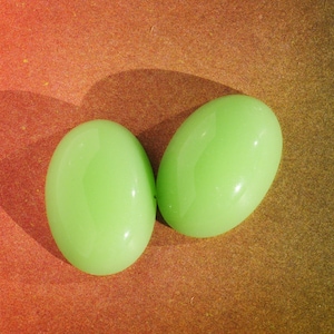 VINTAGE 18x13mm Milkglass Green Light Green Peridot Glass Oval Cabochons Cabs from West Germany, Quantity 2