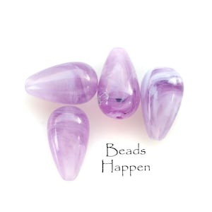 14 x 8 mm Cuentas acrílicas en forma de lágrima, color lila amatista púrpura claro con efecto remolino, filamentos, efecto humo, nubes, fabricadas en Alemania, (PPT), Cantidad: 4