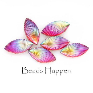 Könnte beinhalten: Sechs regenbogenfarbene Glasperlen in Blattform. Die Perlen sind in einem Mix aus Rosa, Lila und Gold gehalten. Die Perlen sind in Sternform angeordnet. Der Text "Beads Happen" ist unter den Perlen gedruckt.