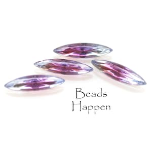Può includere: Quattro perline di vetro iridescente di colore viola e blu a forma di marquise. Le perline sono disposte in fila, con il testo "Beads Happen" sotto.