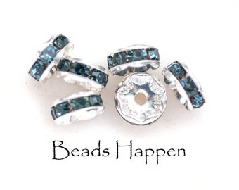 Könnte beinhalten: Sechs silberfarbene Perlenkappen mit einer Reihe dunkelblauer Strasssteine um den Rand. Die Perlenkappen sind in einer Gruppe auf einer weißen Oberfläche angeordnet. Der Text "Beads Happen" ist unter den Perlenkappen gedruckt.