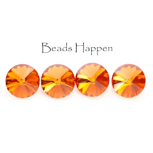 Könnte beinhalten: Vier orangefarbene Kristallperlen mit facettiertem Design. Die Perlen sind in einer Reihe auf weißem Hintergrund angeordnet. Der Text "Beads Happen" ist über den Perlen gedruckt.