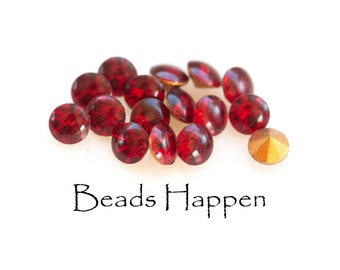 Puede incluir: Primer plano de un montón de cuentas de vidrio rojas, con una cuenta dorada en primer plano. El texto "Beads Happen" está escrito debajo de las cuentas.