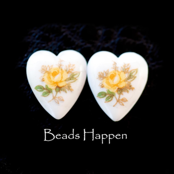 Vintage 12x10mm Heart Floral Cabochons, White With Yellow Flower 