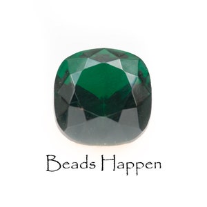 以下が含まれることがあります： 正方形の濃い緑色のファセットカットガラスビーズです。