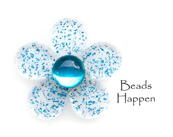 28mm klare Harzblume mit blauem Glitter und blauem Blauem Cabochon in der Mitte, liegt flach an, Menge 1
