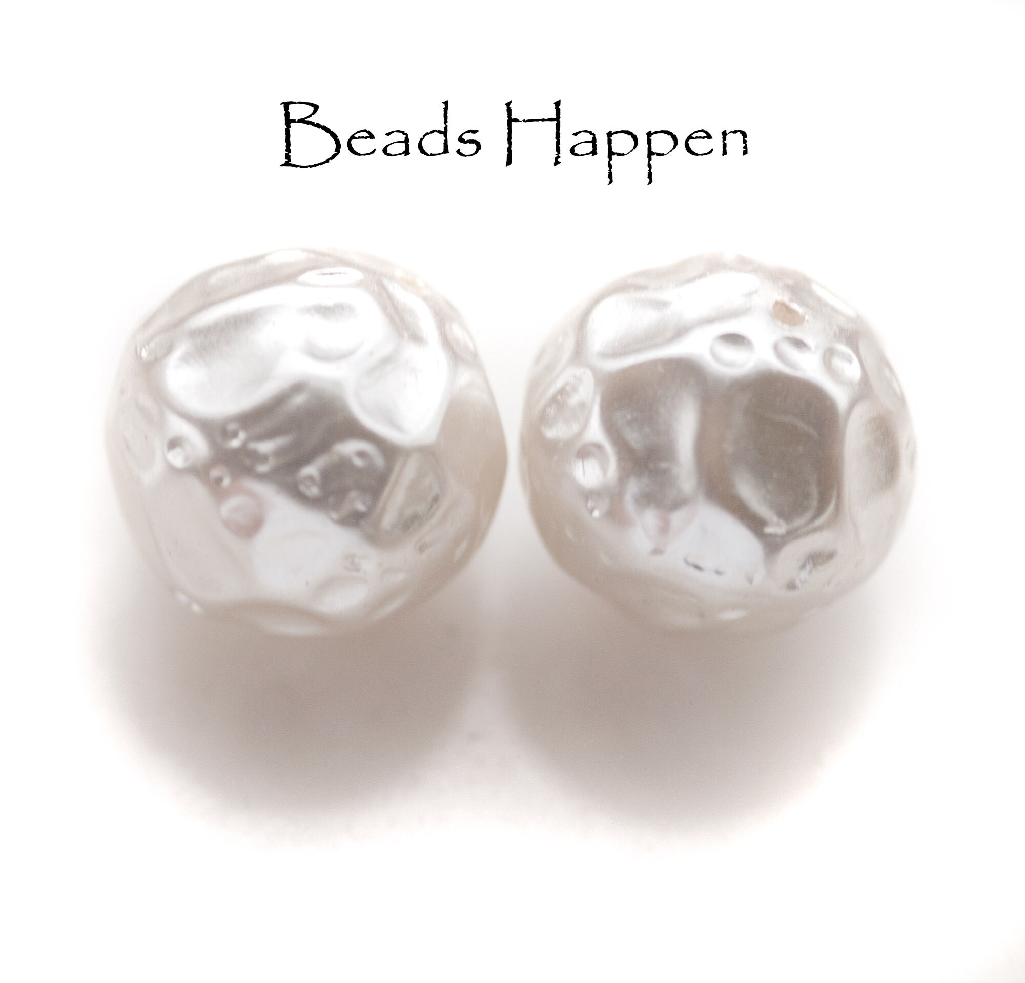 Pearl ジャパンヴィンテージ Vintage Japan 18mm Baroque White Dimpled Hammered Baroque Resin