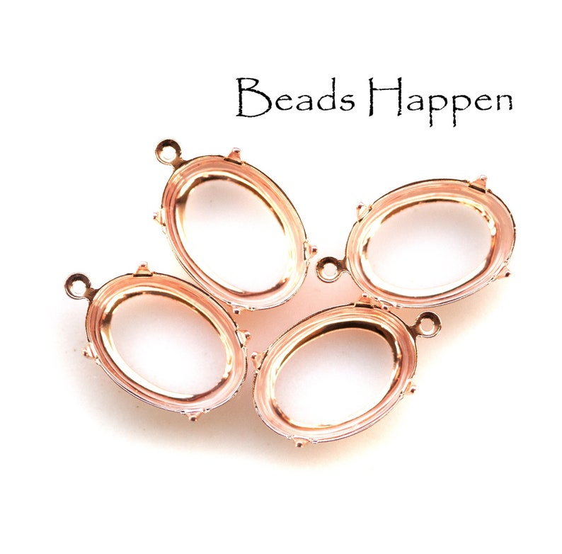 Puede incluir: Cuatro engastes ovalados de metal de color oro rosa con garras alrededor de los bordes. Cada engaste tiene un peque&ntilde;o bucle en la parte superior para sujetarlo a una pieza de joyer&iacute;a.