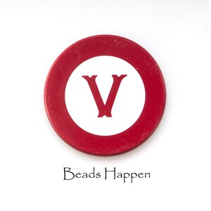 Vintage 40 mm Pokerchip mit Buchstabe V „V“, zweiseitig, rot mit weißer cremefarbener Mitte, 40 mm rund, Menge 1