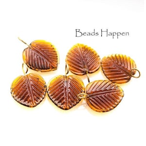 Pendentifs, feuille de verre pressé, topaze fumée 14 mm avec fil intégré pour boucle, quantité 6