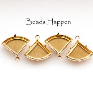 Op de afbeelding: Vier goudkleurige metalen kralencaps in een waaiervorm. De caps hebben een gladde, glanzende afwerking en zijn ontworpen om een kraal op zijn plaats te houden.