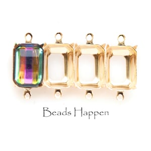 Puede incluir: Cuatro conectores de joyería rectangulares dorados. Un conector presenta una piedra rectangular iridiscente multicolor. Los otros tres conectores están vacíos. El texto "Beads Happen" está impreso debajo.