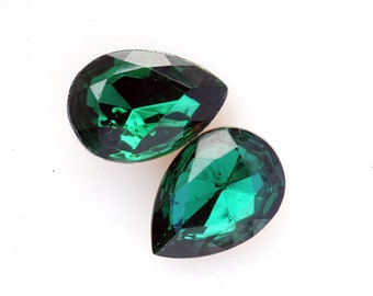 VINTAGE 18x13mm Emerald Green Pear Teardrop Glass Jewels Gems Stones, Gold Foiled, Quantity 2