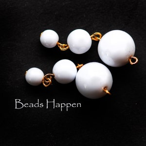 Colgantes de cuentas vintage de tres cuentas redondas de resina blanca, 12 mm, 8 mm, 6 mm, colgantes de cuentas vinculados con cable, colgantes de pendientes, cantidad 2